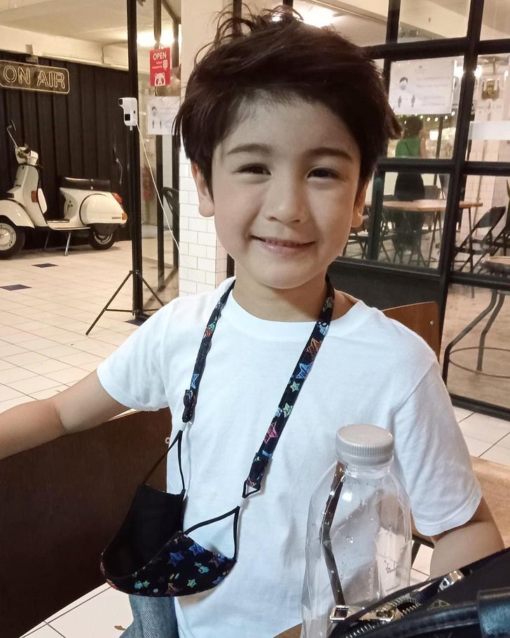 ละคร คุณแม่แก้ขัด 2568 บนความวุ่นวายของชีวิต "อรุณรดา" นักเขียนนิยายที่เพิ่งโดนหักอก ดันตื่นขึ้นมาบนเตียงเดียวกับ "ปาฏิหาริย์" คุณหมอสุดหล่อทายาทโรงพยาบาลดัง จากเรื่องชุลมุนสู่ข้อเสนอสุดประหลาด เมื่อเธอต้องมารับบท "คุณแม่แก้ขัด" ให้กับ น้องมิค ลูกชายของเขา เรื่องราวความรักชุลมุน ฮา ปนซับซ้อน และปริศนาที่ซ่อนอยู่จึงเริ่มต้นขึ้น 13 jpg