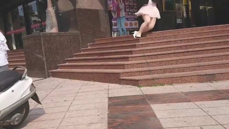 เดินเล่นมือถือไม่มองทาง