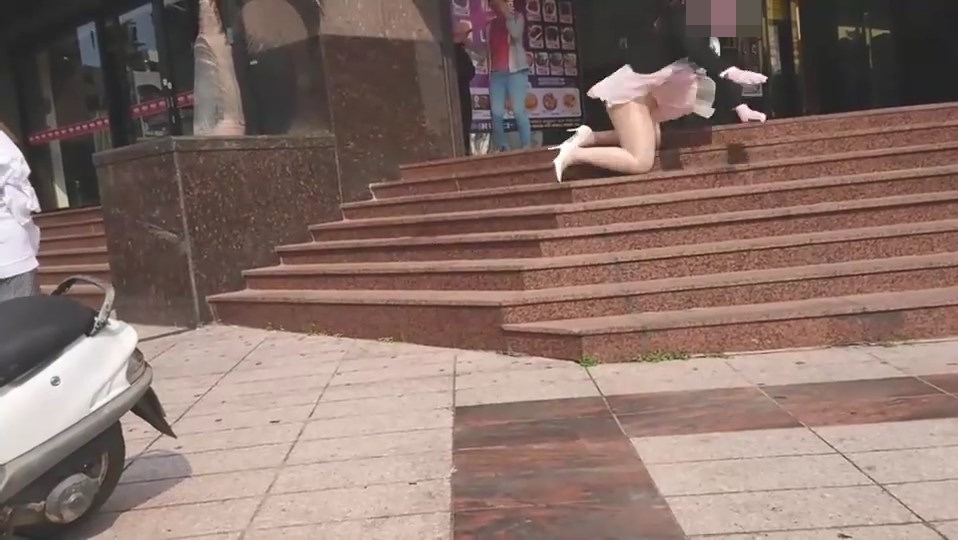 เดินเล่นมือถือไม่มองทาง