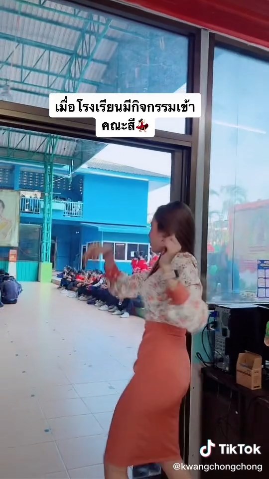 ซ้อมเชียร์ใกล้ห้องพักครู