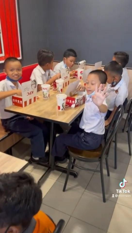 พานักเรียนไปกิน KFC