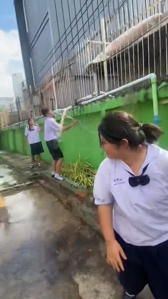 นักเรียนซ่อมท่อ