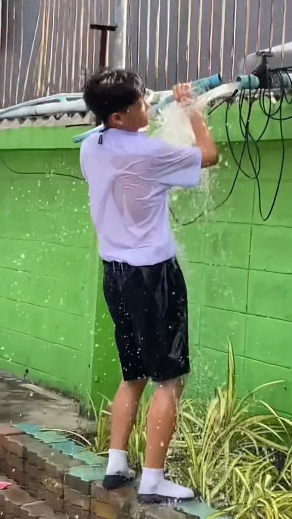 นักเรียนซ่อมท่อ