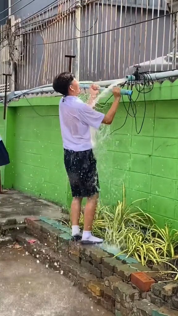 นักเรียนซ่อมท่อ