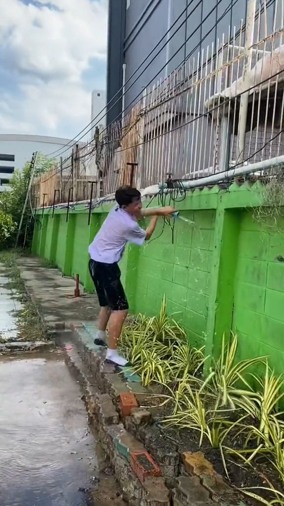 นักเรียนซ่อมท่อ