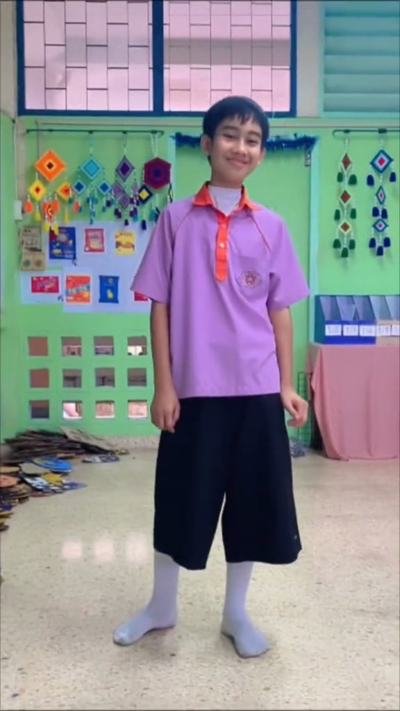 นักเรียนใส่เสื้อคอฟิต