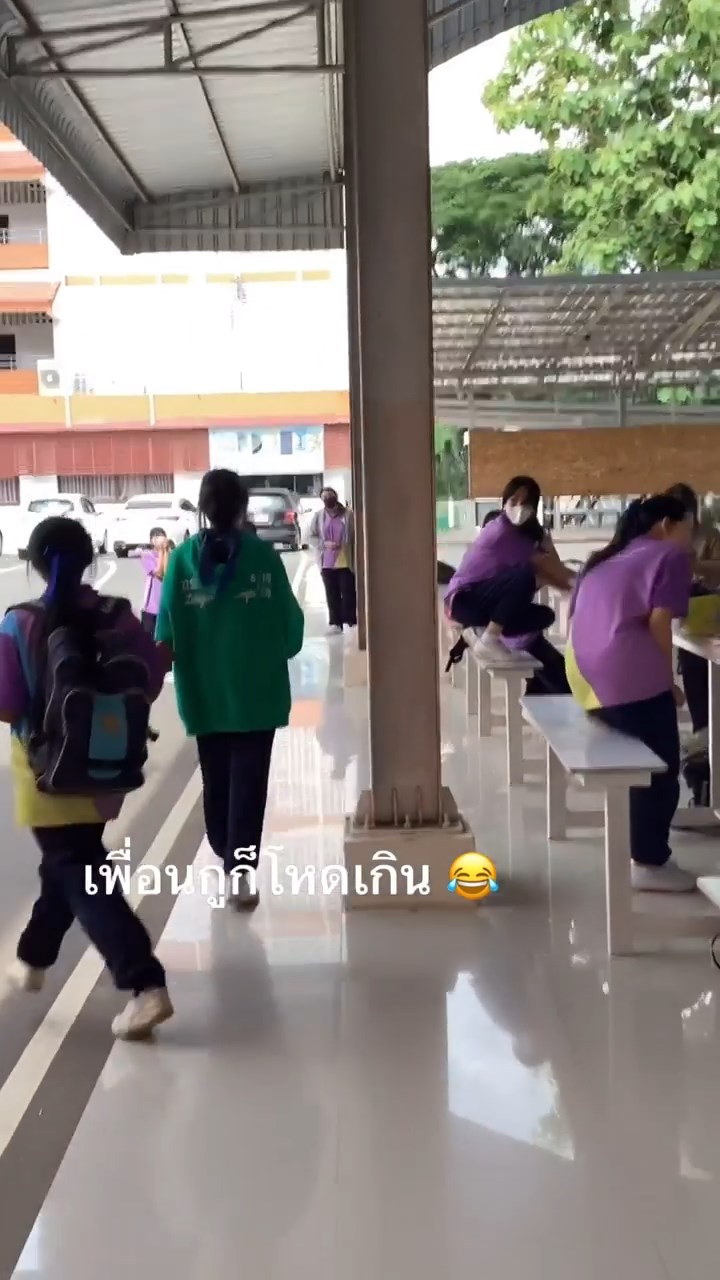 นักเรียนจับงู