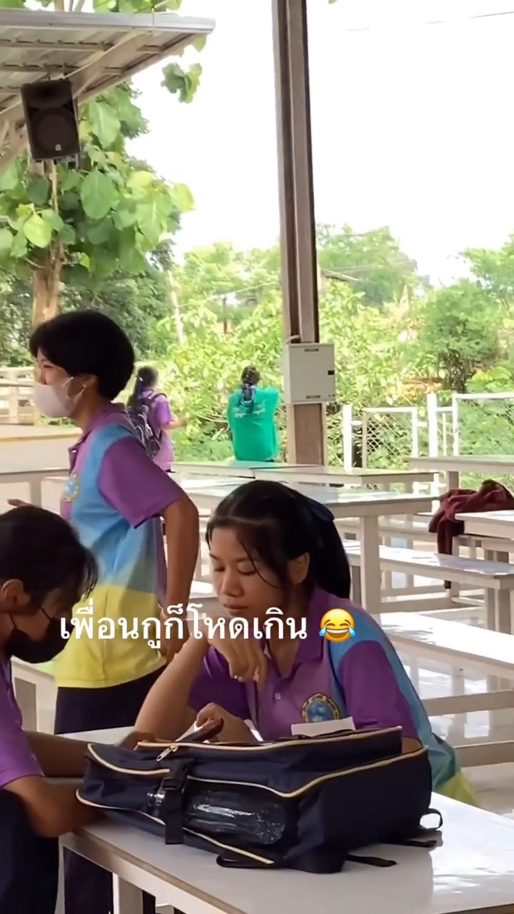 นักเรียนจับงู