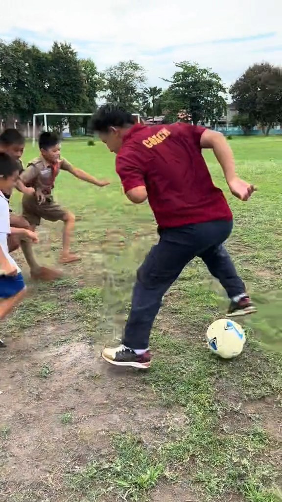 เล่นบอลกับนักเรียน