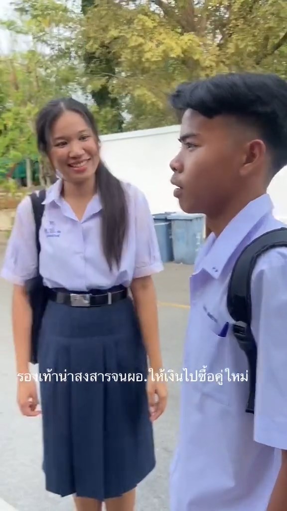 ผอ. ซื้อรองเท้าคู่ใหม่ให้นักเรียน