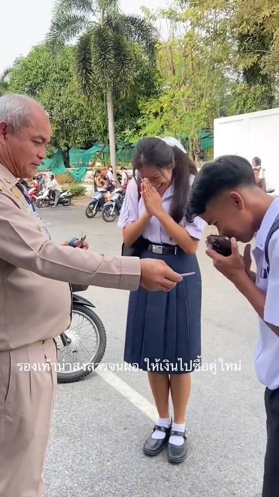 ผอ. ซื้อรองเท้าคู่ใหม่ให้นักเรียน