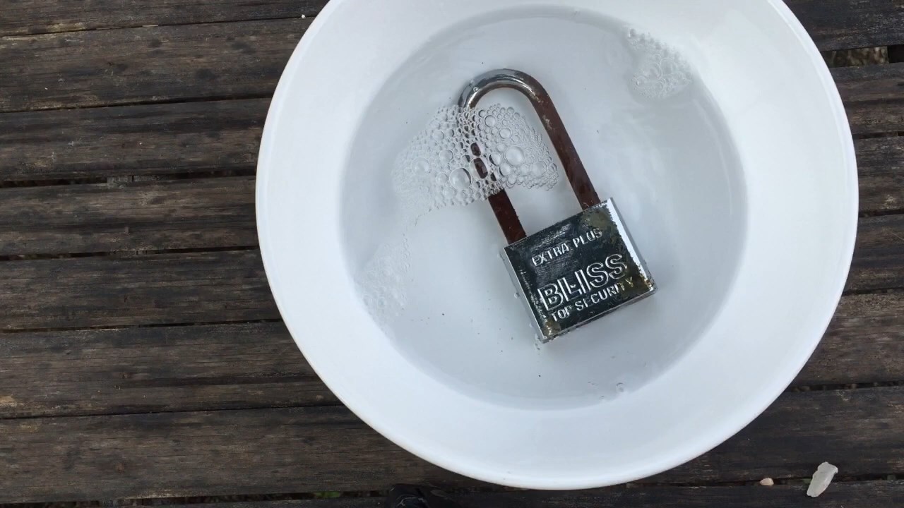 กำจัดคราบสนิมบนแม่กุญแจ