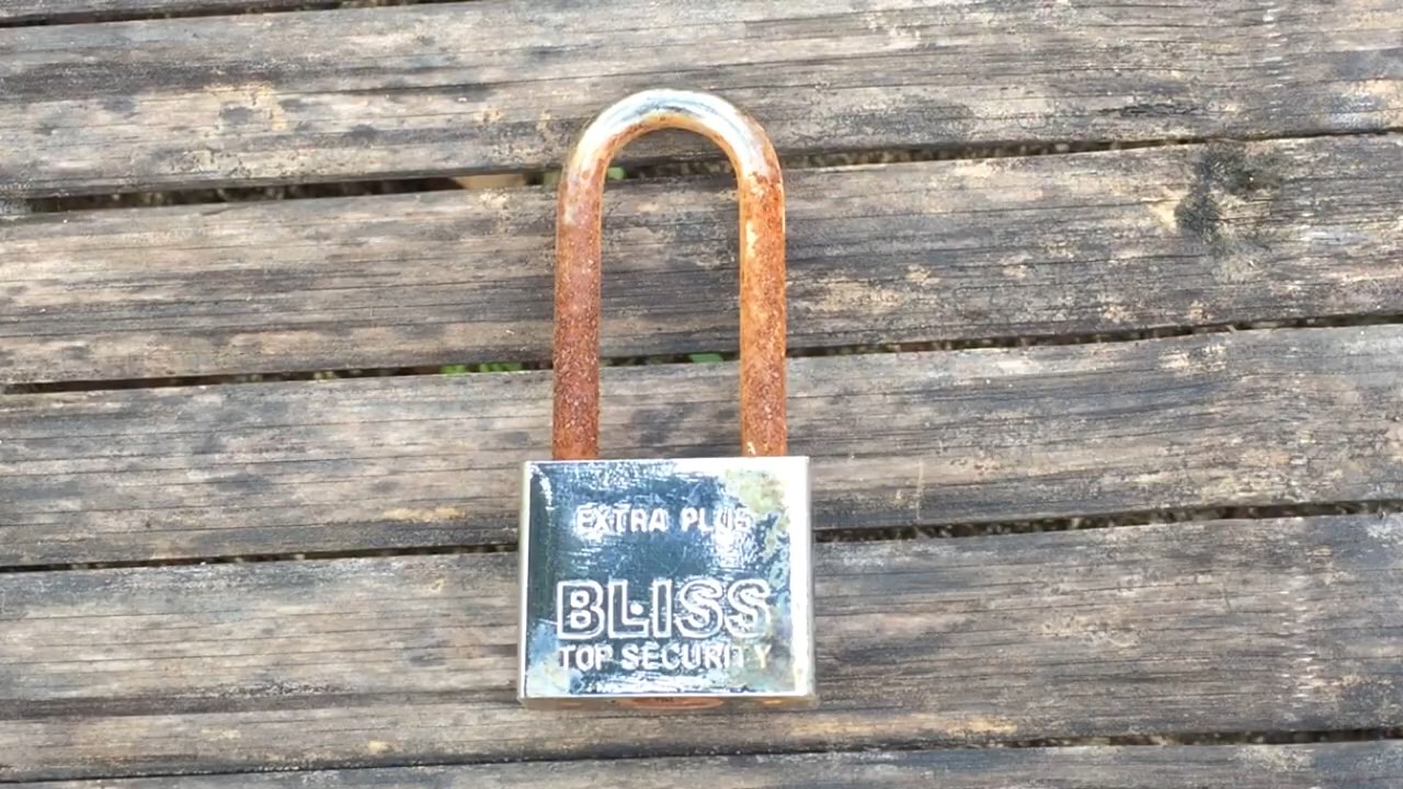 กำจัดคราบสนิมบนแม่กุญแจ