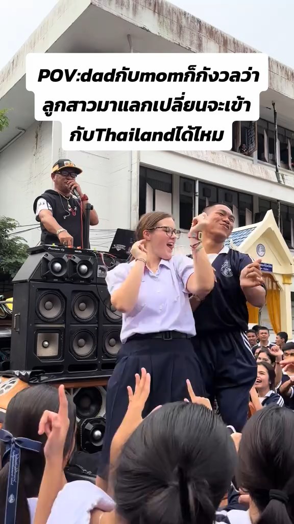 นักเรียนฝรั่งเต้นเพลงไทย