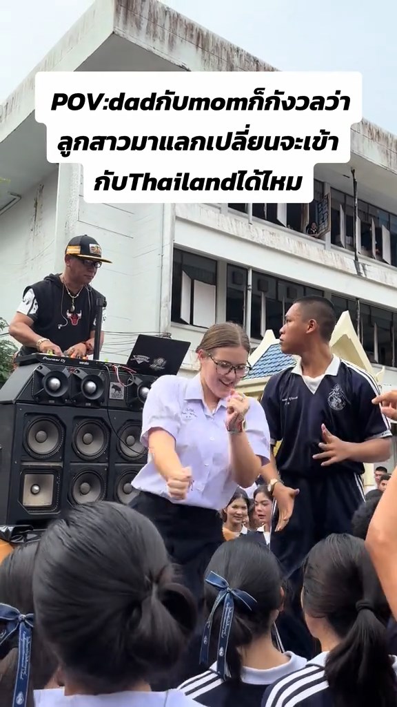 นักเรียนฝรั่งเต้นเพลงไทย