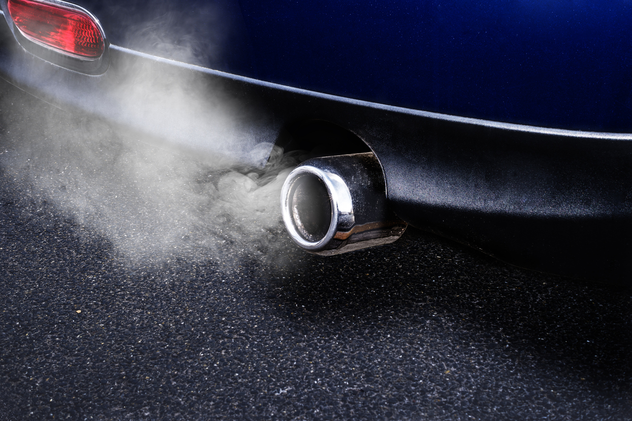รถปล่อยควันดำ กับ ปล่อยควันขาว แบบไหนอันตรายกว่ากัน