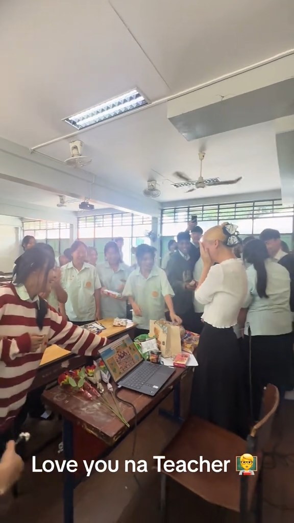 ให้ขนมครูต่างชาติ