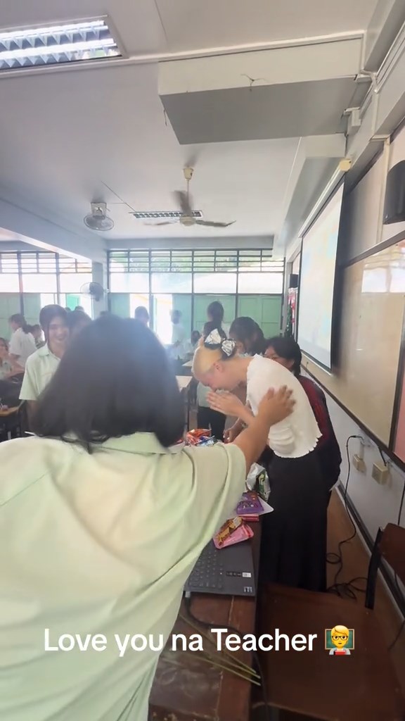 ให้ขนมครูต่างชาติ