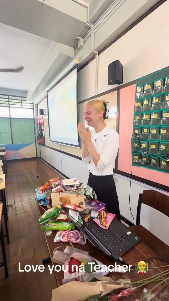 ให้ขนมครูต่างชาติ