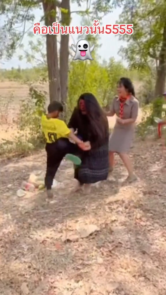 แต่งผีมาหลอกนักเรียน