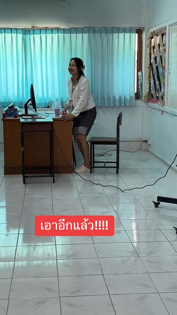 ครูแย่งกันสอน