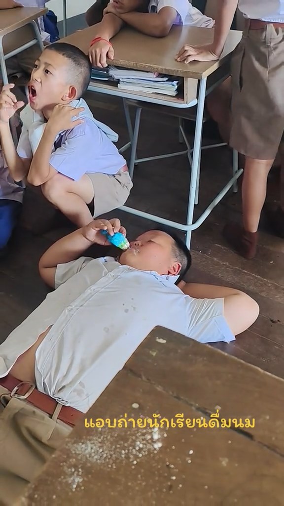 แอบถ่ายนักเรียนดื่มนม