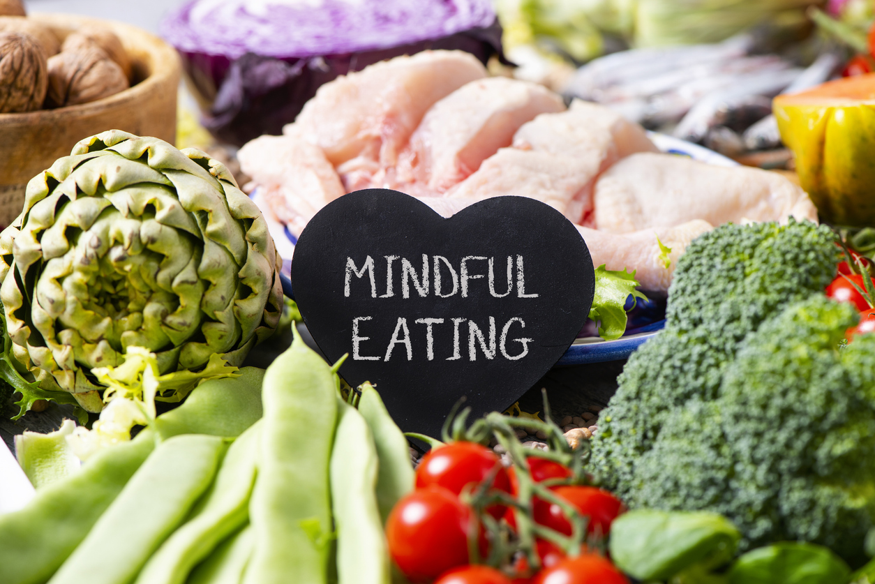 Mindful Eating คืออะไร? เปลี่ยนพฤติกรรมการกินให้ดีขึ้นอย่างยั่งยืน