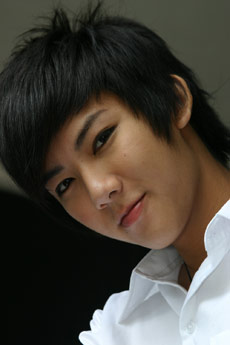 โทโมะ นักร้องรุ่นใหม่  ตั้งใจทำงาน ใส่ใจการเรียน