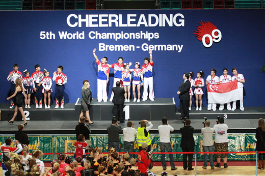 นักกีฬาเชียร์ลีดดิ้งทีมชาติไทย คว้ารางวัลรองแชมป์โลกที่เยอรมนี