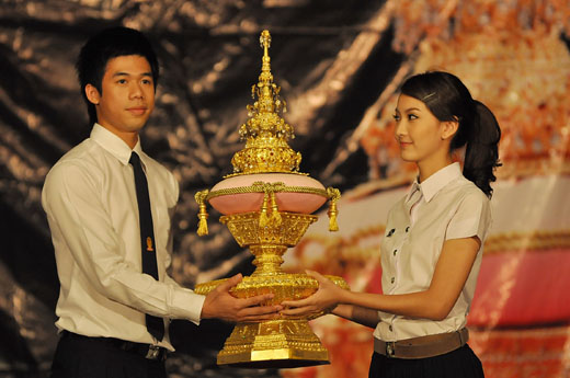 ตัวแทนนิสิตและผู้อัญเชิญพระเกี้ยวจุฬา รุ่น66