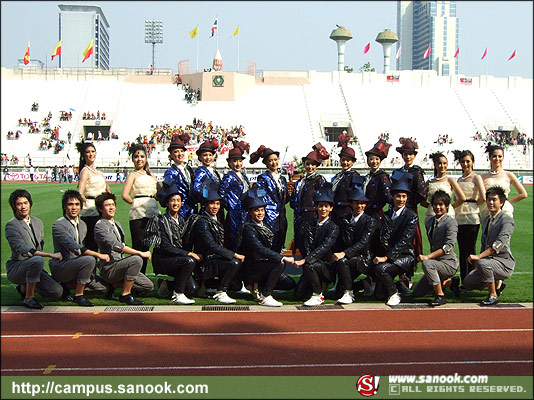 ภาพเชียร์ลีดเดอร์ธรรมศาสตร์ งานฟุตบอลประเพณี ธรรมศาสตร์-จุฬาฯ ครั้งที่65