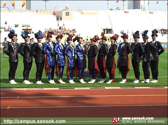 ภาพเชียร์ลีดเดอร์ธรรมศาสตร์ งานฟุตบอลประเพณี ธรรมศาสตร์-จุฬาฯ ครั้งที่65