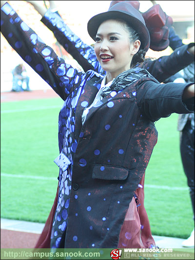 ภาพเชียร์ลีดเดอร์ธรรมศาสตร์ งานฟุตบอลประเพณี ธรรมศาสตร์-จุฬาฯ ครั้งที่65