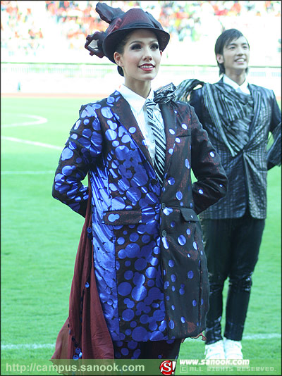 ภาพเชียร์ลีดเดอร์ธรรมศาสตร์ งานฟุตบอลประเพณี ธรรมศาสตร์-จุฬาฯ ครั้งที่65