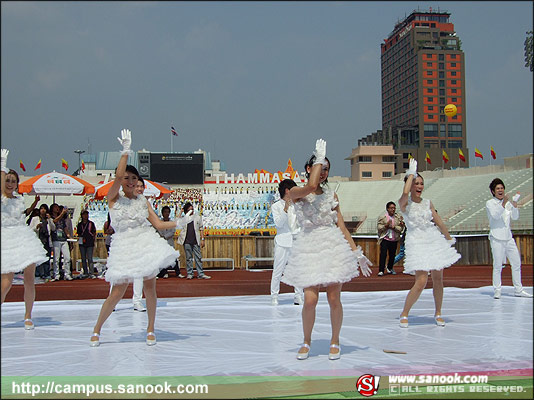 ภาพเชียร์ลีดเดอร์จุฬา ชุดขาว งานฟุตบอลประเพณี ธรรมศาสตร์-จุฬาฯ ครั้งที่65