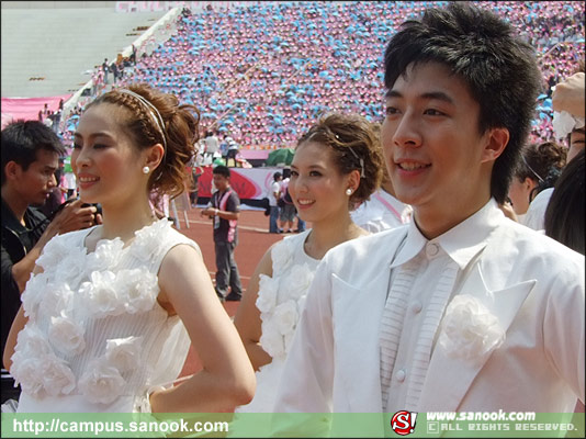 ภาพเชียร์ลีดเดอร์จุฬา ชุดขาว งานฟุตบอลประเพณี ธรรมศาสตร์-จุฬาฯ ครั้งที่65