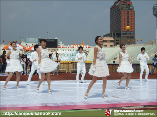 ภาพเชียร์ลีดเดอร์จุฬา ชุดขาว งานฟุตบอลประเพณี ธรรมศาสตร์-จุฬาฯ ครั้งที่65