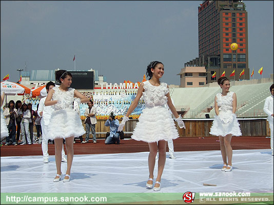 ภาพเชียร์ลีดเดอร์จุฬา ชุดขาว งานฟุตบอลประเพณี ธรรมศาสตร์-จุฬาฯ ครั้งที่65