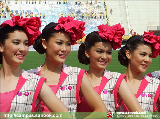 ภาพเชียร์ลีดเดอร์จุฬา ชุดชมพู งานฟุตบอลประเพณี ธรรมศาสตร์-จุฬาฯ ครั้งที่65