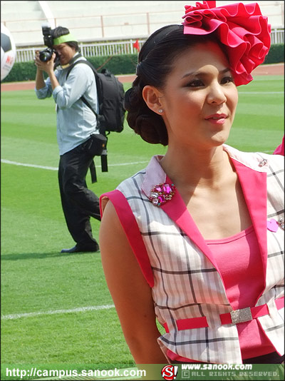 ภาพเชียร์ลีดเดอร์จุฬา ชุดชมพู งานฟุตบอลประเพณี ธรรมศาสตร์-จุฬาฯ ครั้งที่65