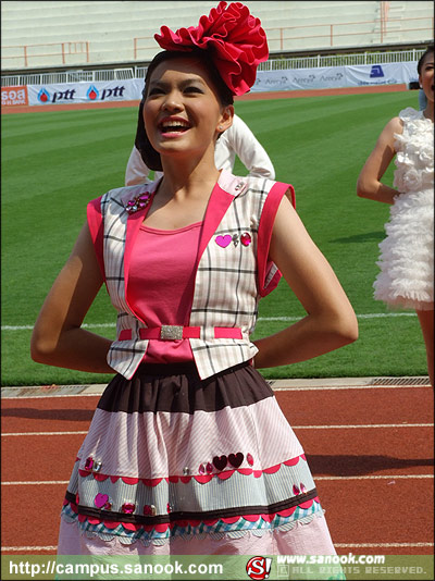 ภาพเชียร์ลีดเดอร์จุฬา ชุดชมพู งานฟุตบอลประเพณี ธรรมศาสตร์-จุฬาฯ ครั้งที่65