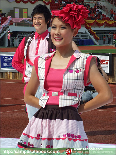 ภาพเชียร์ลีดเดอร์จุฬา ชุดชมพู งานฟุตบอลประเพณี ธรรมศาสตร์-จุฬาฯ ครั้งที่65