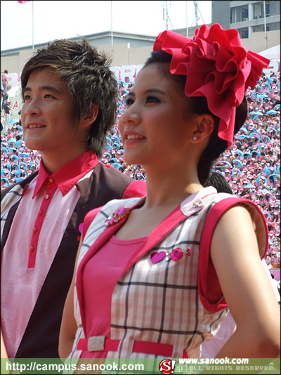 ภาพเชียร์ลีดเดอร์จุฬา ชุดชมพู งานฟุตบอลประเพณี ธรรมศาสตร์-จุฬาฯ ครั้งที่65