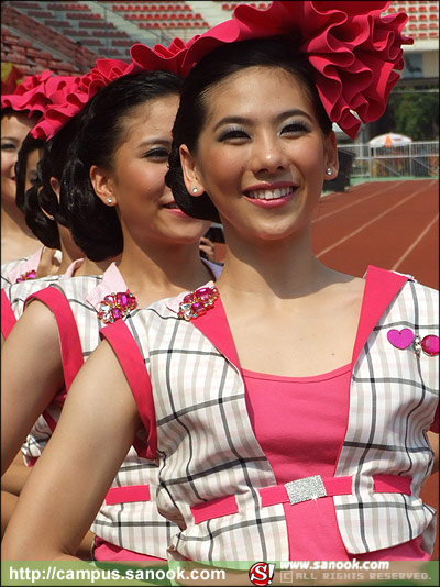 ภาพเชียร์ลีดเดอร์จุฬา ชุดชมพู งานฟุตบอลประเพณี ธรรมศาสตร์-จุฬาฯ ครั้งที่65