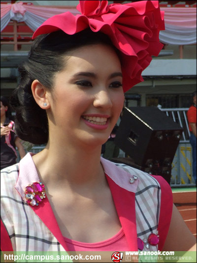 ภาพเชียร์ลีดเดอร์จุฬา ชุดชมพู งานฟุตบอลประเพณี ธรรมศาสตร์-จุฬาฯ ครั้งที่65