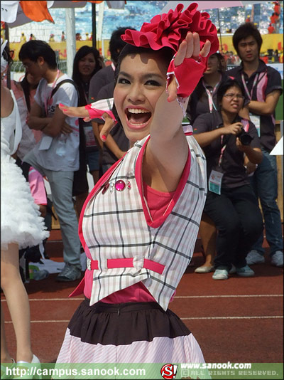 ภาพเชียร์ลีดเดอร์จุฬา ชุดชมพู งานฟุตบอลประเพณี ธรรมศาสตร์-จุฬาฯ ครั้งที่65