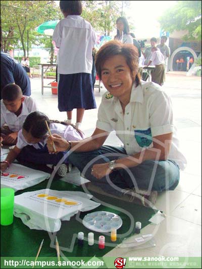 ลูกเกด โชว์ฝีมือทำเสื้อมัดย้อม