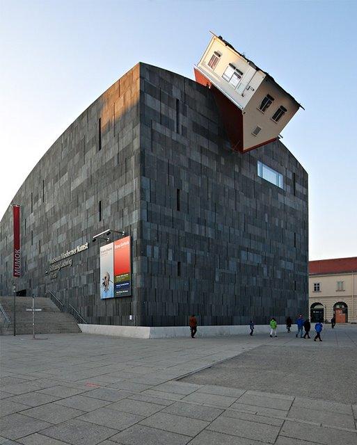 30. Erwin Wurm: House Attack ( Viena , Austria )