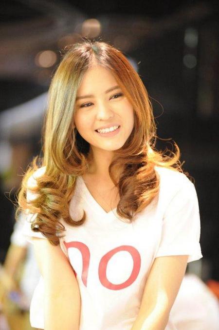 ออม-สุชารัตน์ มานะยิ่ง