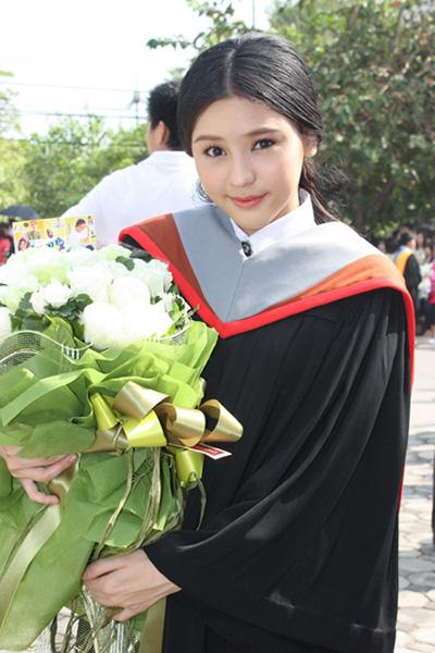 ออม-สุชารัตน์ มานะยิ่ง